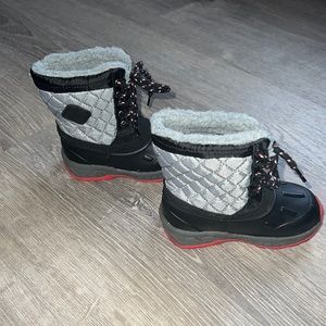CARTERS kids snow boots size 7 Toddler